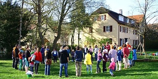 Menschenkreis beim FSJ in Baden-Württemberg