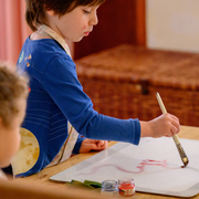 Ein Bustan Waldorfkindergarten Israel Junge malt mit Pinsel