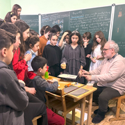 Waldorfpädagogik Armenien Lehrer unterrichtet Schulklasse
