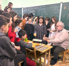 Waldorfpädagogik Armenien Lehrer unterrichtet Schulklasse