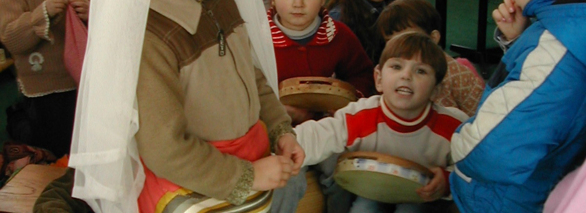 Kiga "Dielli": Kinder spielen Hochzeit