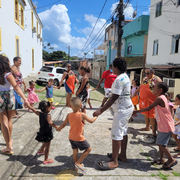 Projekto Salva Dor Brasilien Brasilianische Kinder mit Erzieherinnen im Kreis