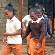 Mbagathi Waldorf School Kenia Kinder einer Waldorschule in Kenia laufen aus dem Schulgebäude