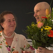 Ehrenamt Freunde der Erziehungskunst Dank für Engangement, Mann mit Blumenstrauß