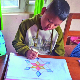Waldorfschule Nepal Kind malt an Tashi Waldorf Schule