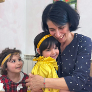 Waldorf Georgien Erzieherin mit zwei Kindern