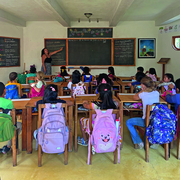 Waldorf weltweit Guatemala Lehrerin zeigt ihrer Klasse etwas an der Tafel