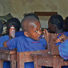 Waldorfschule Sierra Leone Schuljunge der Waldorfschule Goderich in Sierra Leone im Unterricht