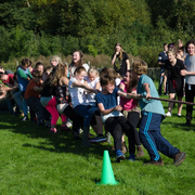 Steiner Academy Hereford Jugendliche spielen Tauziehen