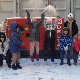Ukraine Waldorschule Generator Kinder einer Waldorfschule in der Ukraine freuen sich über einen Generator
