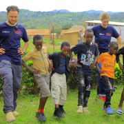 Notfallpädagogik Uganda Kinder und Durchführende während eines notfallpädagogischen Workshops in Uganda