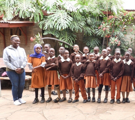 Waldorf Kenia Klassenfoto mit kenianischer Lehrerin und Schülerin