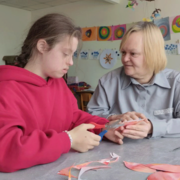 Notfallpädagogik Kinder mit Behinderung Kind mit Behinderung bastelt zusammen mit Pädagogin