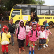Rudolf Steiner Schule Mbagathi Kenia Kinder vor Schulbus in Kenia