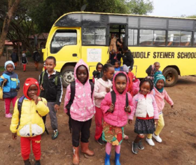Rudolf Steiner Schule Mbagathi Kenia Kinder vor Schulbus in Kenia