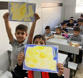 Notfallpädagogik Bethlehem Kinder halten gemaltes Bild hoch