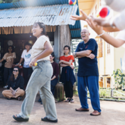 Notfallpädagogik Myanmar Fröhliche Menschen in Myanmar beim Jonglieren während notfallpädagogischen Einsatz