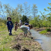 Waldorfpädagogik Chile Kinder spielen am Fluss