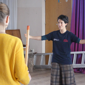 Frau mit gelbem Pulli und Frau mit blauen Pulli