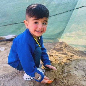 Notfallpädagogik Irak Junge spielt im Sand